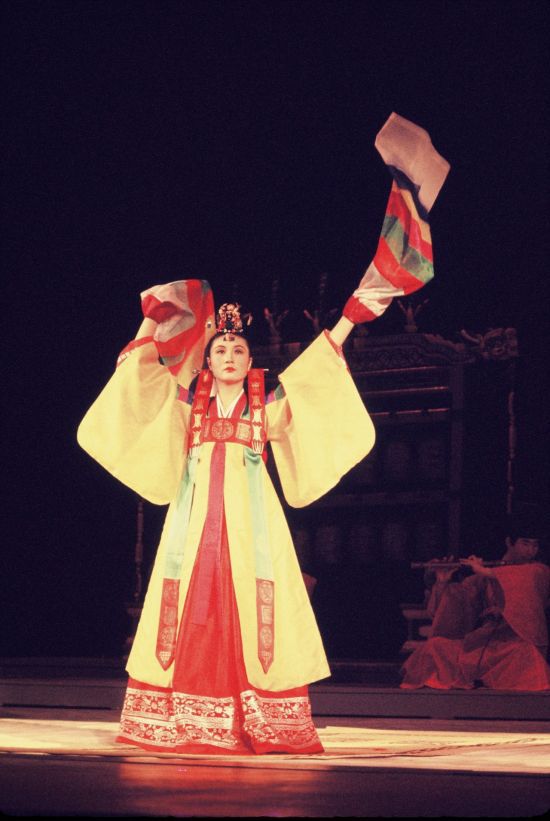 국립국악원이 1973년 유럽 순회 공연 중 춘앵무를 시연하고 있다.