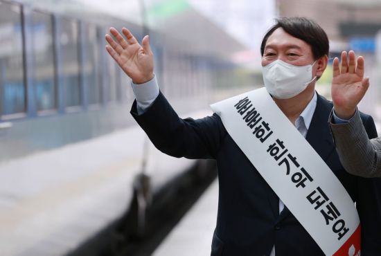 윤석열 국민의힘 대선 경선 예비후보가 추석 연휴를 맞아 19일 오전 서울역 승강장에서 열차에 오른 귀성객들을 향해 손을 흔들어 인사하고 있다. [이미지출처=연합뉴스]