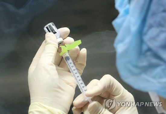 코로나19 백신 준비하는 의료진. 사진은 기사 중 특정 표현과 무관. [이미지출처=연합뉴스]