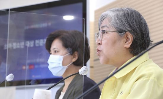 정은경 질병관리청장(중앙방역대책본부장)이 27일 오후 충북 청주시 질병관리청에서 열린 코로나19 특집 브리핑에서 4분기 접종계획, 소아·청소년 접종 관련 전문가 견해 등 주요 내용을 설명하고 있다. 왼쪽은 최은화 예방접종전문위원회 위원장(서울대 어린이병원 소아청소년과 교수). [이미지출처=연합뉴스]