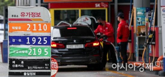 최근 국내 휘발유 가격이 꾸준히 오르며 3년 만의 최고점인 1600원대를 유지하고 있는 28일 서울 한 주유소에 유가 정보가 표시돼 있다./강진형 기자aymsdream@