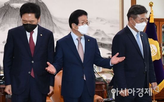 윤호중 더불어민주당 원내대표와 김기현 국민의힘 원내대표가 28일 국회에서 박병석 국회의장 주재로 긴급 회동을 갖고 있다./윤동주 기자 doso7@