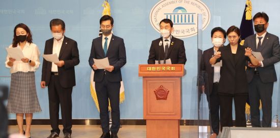 김용민 더불어민주당 최고위원과 의원들이 29일 국회 소통관에서 언론중재법 본회의 상정을 촉구하는 기자회견을 하고 있다. / 사진=연합뉴스