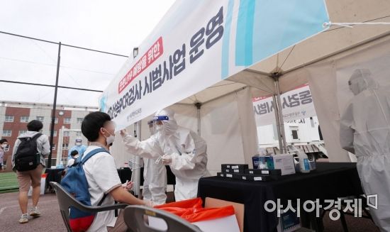 28일 오전 서울 종로구 동성고등학교에서 학생들이 등교하며 코로나19 '신속 자가분자진단 유전자증폭(신속 PCR)' 검사를 받고 있다.

서울시교육청은 '교육시설 이동검체팀'을 1개팀에서 4개 팀 이상으로 확대하고, 기숙사 운영 학교 5개교를 대상으로 신속 PCR 검사를 시범 운영하는 등 다음 달 6일까지 '다중적 방역 집중 기간'으로 지정했다./사진공동취재단