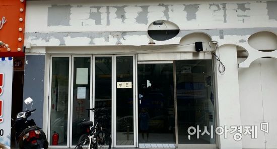 서울 마포구 홍대 인근에 위치한 빈 가게. 문을 닫은 지 오래돼 보이나 '임대문의' 등 별도 현수막은 찾아볼 수 없었다. 사진=허미담 기자 damdam@