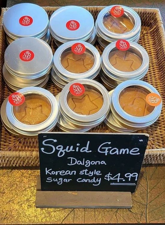 미국 버지니아주 한 빵집에서 판매되고 있는 이른바 '오징어게임 달고나' / 사진=미국 온라인 커뮤니티 '레딧' 캡처