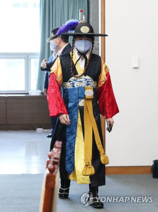 탁현민 청와대 의전비서관이 12일 오전 청와대 여민관 영상회의실에서 열린 국무회의에 전통의상을 입고 참석하고 있다. /사진=연합뉴스