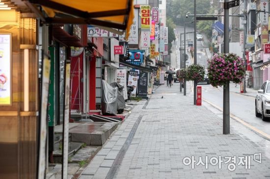 코로나19로 비대면수업이 계속되면서 대학가 상권 상인들의 시름이 깊어지고 있는 8일 서울 서대문구 이화여대 인근 상권이 발길 끈긴 대학생들로 인해 한산한 모습을 보이고 있다./강진형 기자aymsdream@