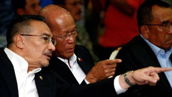 히샤무딘 후세인 국방장관(사진 왼쪽)이 말레이시아 공군 기지에서 델핀 로렌자나 필리핀 국방장관과 이야기하고 있다.(사진출처:로이터)