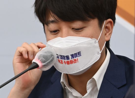 이준석 국민의힘 대표가 18일 오전 국회에서 열린 최고위원회의에서 자료를 보고 있다. /사진=연합뉴스