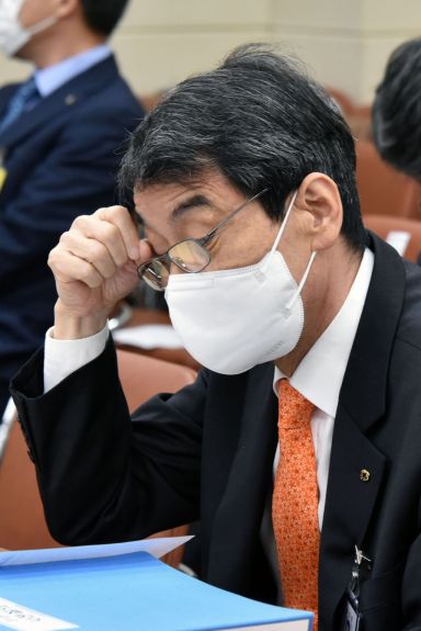 이동걸 KDB산업은행 회장이 21일 국회에서 열린 국회 정무위원회의 금융위원회 등에 대한 국정감사에 출석, 심각한 표정으로 자료를 확인하고 있다./윤동주 기자 doso7@