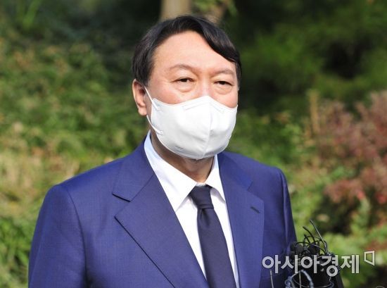 윤석열 국민의힘 대선 경선 후보가 26일 서울 동작구 국립서울현충원을 방문, 故 김영삼 대통령 묘역 참배 후 취재진 질문에 답변하고 있다./국회사진기자단