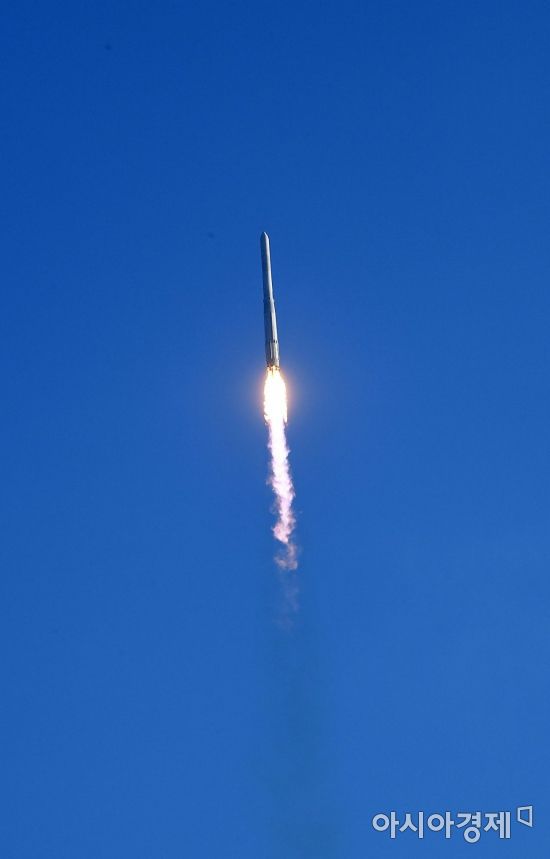 한국형 발사체 누리호(KSLV-ll)가 21일 고흥군 나로우주센터 제2발사대에서 화염을 내뿜으며 힘차게 날아오르고 있다. 누리호는 1.5t급 실용위성을 지구저궤도(600~800km)에 투입하기 위해 만들어진 3단 발사체이며 엔진 설계에서부터 제작, 시험, 발사 운용까지 모두 국내 기술로 완성한 최초의 국산 발사체이다./고흥=사진공동취재단