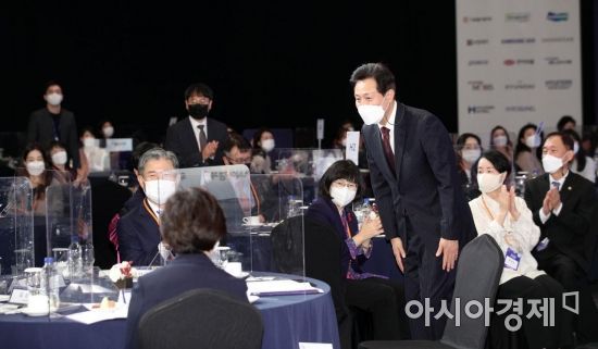 오세훈 서울시장이 27일 서울 중구 롯데호텔에서 아시아경제 주최로 열린 '2021 아시아여성리더스포럼'에서 참석자들을 향해 인사하고 있다./김현민 기자 kimhyun81@