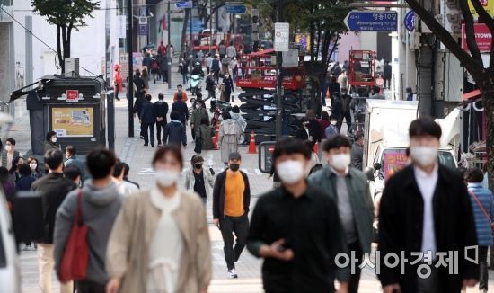 '단계적 일상회복(위드코로나)' 방역체계 전환을 앞둔 26일 서울 명동 거리가 점심식사를 하려는 시민들로 붐비고 있다. 정부는 다음달부터 시행될 방역체계에 식당·카페 등 생업시설 먼저 운영시간 제한 해제를 검토하고 있다./김현민 기자 kimhyun81@
