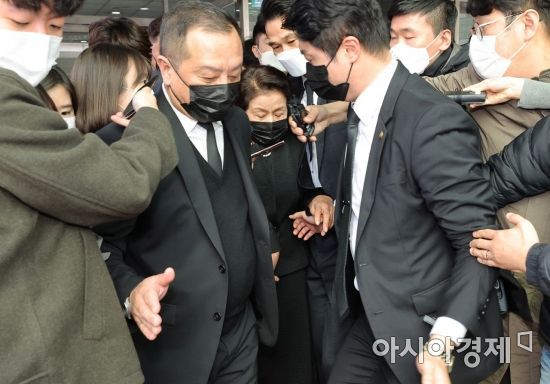 전두환 전 대통령의 부인 이순자 여사가 28일 서울 종로구 서울대병원 장례식장에 마련된 고(故) 노태우 전 대통령 빈소를 찾아 조문을 마친 뒤 이동하고 있다. /사진공동취재단