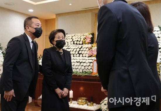 전두환 전 대통령의 부인 이순자 여사가 28일 서울 종로구 서울대병원 장례식장에 마련된 고(故) 노태우 전 대통령 빈소를 찾아 조문을 하고 있다. /사진공동취재단