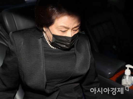 전두환 전 대통령의 부인 이순자 여사가 28일 서울 종로구 서울대병원 장례식장에 마련된 고(故) 노태우 전 대통령 빈소를 찾아 조문을 마친 뒤 이동하고 있다. /사진공동취재단