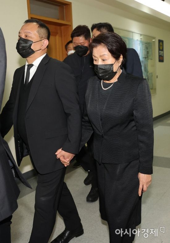 전두환 전 대통령의 부인 이순자 여사가 28일 서울 종로구 서울대병원 장례식장에 마련된 고(故) 노태우 전 대통령 빈소를 찾아 조문을 마친 뒤 이동하고 있다. /사진공동취재단