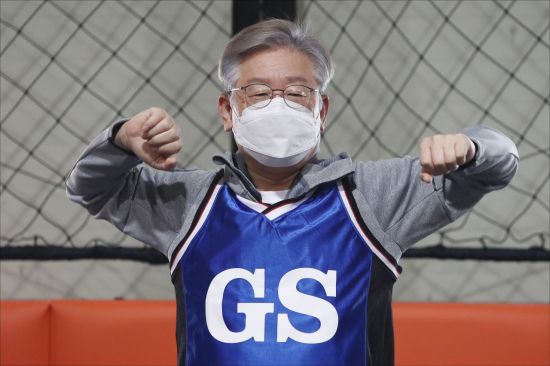 이재명 더불어민주당 대선 후보가 지난달 31일 오전 경기도 고양시 덕양구 상암 농구장에서 2030 여성들과 '넷볼'(영국에서 농구를 모방해 만들어진 여성 전용 스포츠) 경기를 체험하기 전 준비운동을 하고 있다. /사진=연합뉴스