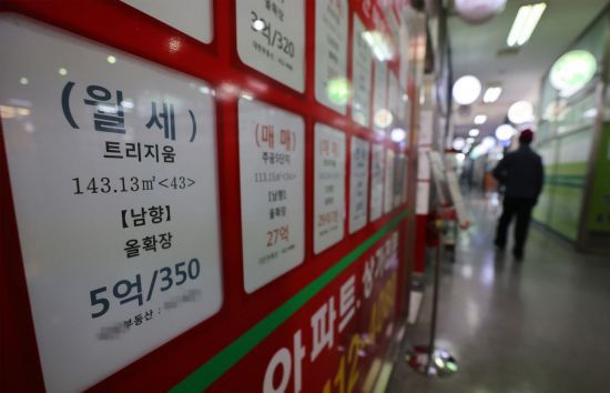 지난달 서울시내 공인중개사무소에 붙은 부동산 매물 안내문. / 사진=연합뉴스