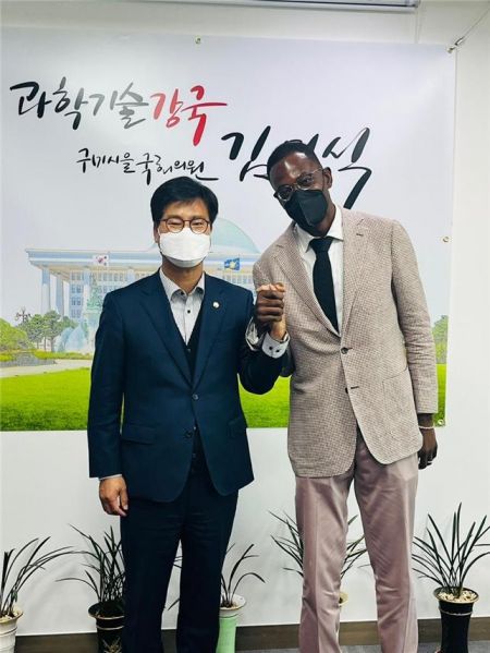 왼쪽부터 국민의힘 김영식 의원과 넷플릭스 딘 가필드 부사장이 3일 면담을 마친 후 기념촬영을 하고 있다.