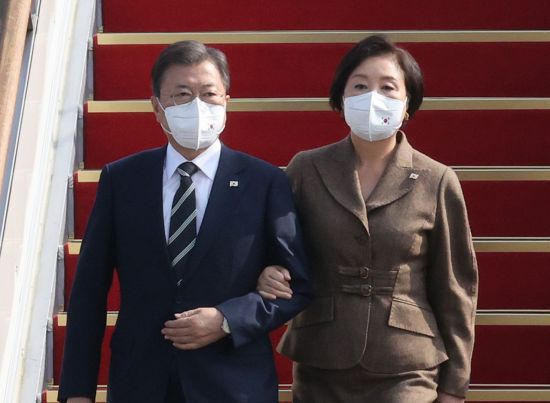 주요 20개국(G20) 정상회의와 제26차 유엔 기후변화협약 당사국총회(COP26) 참석 등 7박 9일간의 유럽 순방일정을 마친 문재인 대통령과 김정숙 여사가 지난 5일 경기도 성남시 서울공항에 도착, 공군 1호기에서  내리고 있다. [이미지출처=연합뉴스]