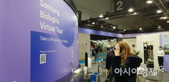 외국인 관람객이 삼성바이오로직스 부스에 설치된 가상현실(VR)안경을 통해 인천 송도 3공장 내부를 바라보고 있다.