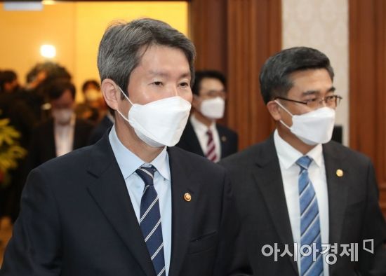 이인영 통일부 장관과 서욱 국방장관 등이 11일 서울 종로구 정부서울청사에서 열린 임시국무회의에 참석하고 있다./김현민 기자 kimhyun81@