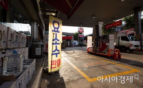 중국이 디젤차에 반드시 필요한 요소수를 만드는 원료인 요소 수출을 제한하며 요소수 생산량이 줄어들 것으로 예상되는 가운데 29일 서울 서대문구 한 주유소에서 요소수를 판매하고 있다./강진형 기자aymsdream@