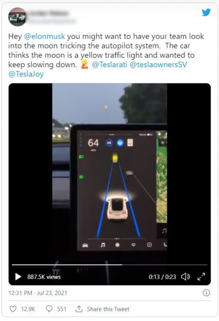 한 테슬라 차량의 자율주행 인공지능은 하늘에 떠 있는 보름달을 '노란불'로 인식하는 해프닝이 벌어졌다. / 사진=트위터 캡처