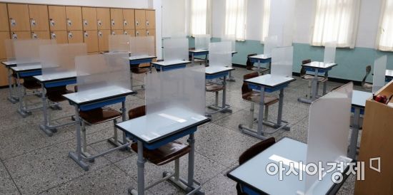 2021학년도 대학수학능력시험을 엿새 앞둔 27일 서울 송파구 잠실고등학교에 마련된 고사장에 가림막이 설치돼 있다./김현민 기자 kimhyun81@