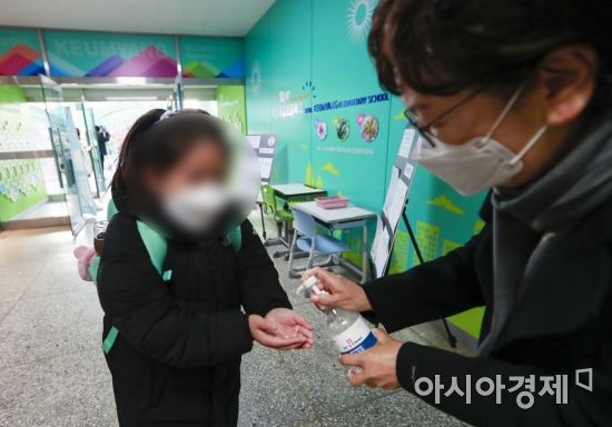 수도권을 포함한 전국 학교가 전면등교를 시작한 22일 서울 용산구 금양초등학교에서 학생들이 손소독을 하고 있다. 지난달 29일 교육부가 발표한 '교육분야 단계적 일상회복 추진 방안'에 따라 이날부터 유치원과 초·중·고교 97%가 전면등교를 시작하고 과대·과밀학교는 시차 등교나 3분의 2까지 밀집도를 조정하는 형태로 초등학교 1·2학년은 전원, 3~6학년은 4분의 3이상, 중·고교는 3분의 2 이상 등교할 수 있다./사진공동취재단