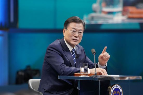 문재인 대통령이 21일 오후 서울 여의도  KBS 공개홀에서 열린  2021 국민과의 대화 '일상으로'에서 국민 패널들의 질문에 답하고 있다. [이미지출처=연합뉴스]