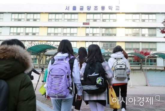 수도권을 포함한 전국 학교가 전면등교를 시작한 22일 서울 용산구 금양초등학교에서 학생들이 등교하고 있다. 지난달 29일 교육부가 발표한 '교육분야 단계적 일상회복 추진 방안'에 따라 이날부터 유치원과 초·중·고교 97%가 전면등교를 시작하고 과대·과밀학교는 시차 등교나 3분의 2까지 밀집도를 조정하는 형태로 초등학교 1·2학년은 전원, 3~6학년은 4분의 3이상, 중·고교는 3분의 2 이상 등교할 수 있다./사진공동취재단