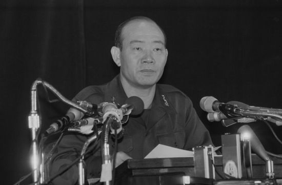 전두환 당시 계엄사 합동수사 본부장이 1979년 11월 6일 박정희 대통령 시해사건 전모를 육군회관에서 발표하고 있다. [이미지출처=연합뉴스]