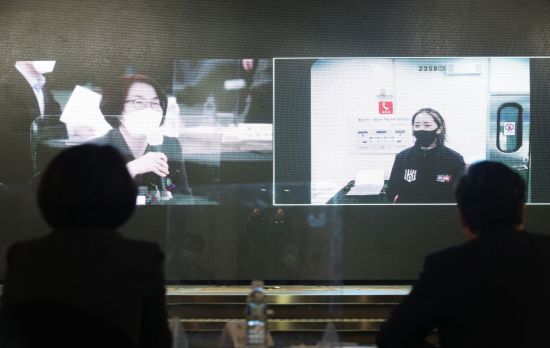 25일 열린 농어촌지역 5G 공동이용망 시범상용화 시연에서 임혜숙 과학기술정보통신부 장관이 서울 지하철 5G 28GHz와이파이 실증 현장과 영상통화를 하고 있다. [이미지출처=연합뉴스]