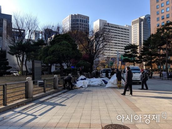 보수단체가 분향소 철거 후 남은 천막까지 치우는 모습./사진=윤슬기 기자 seul97@