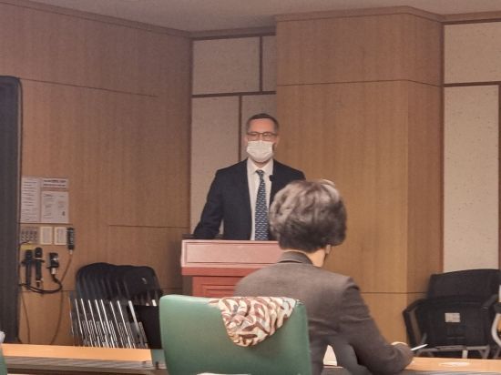 토마스 볼머 넷플릭스 글로벌 콘텐츠 전송 부문 디렉터가 "넷플릭스는 망 이용대가를 낼 의무가 없다"고 설명하고 있다.