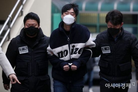 스토킹으로 신변보호를 받던 전 여자친구를 살해한 피의자 김병찬이 29일 서울 남대문경찰서에서 검찰로 송치되고 있다. 김씨는 지난 19일 오전 11시30분쯤 서울 중구의 오피스텔에서 전 여자친구인 A씨를 흉기로 살해한 혐의를 받는다./김현민 기자 kimhyun81@