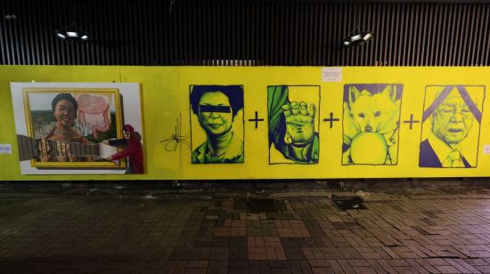 이번 벽화는 기존의 윤석열 국민의힘 대선후보를 풍자한 그림 왼쪽에 그려졌다. [이미지출처=연합뉴스]