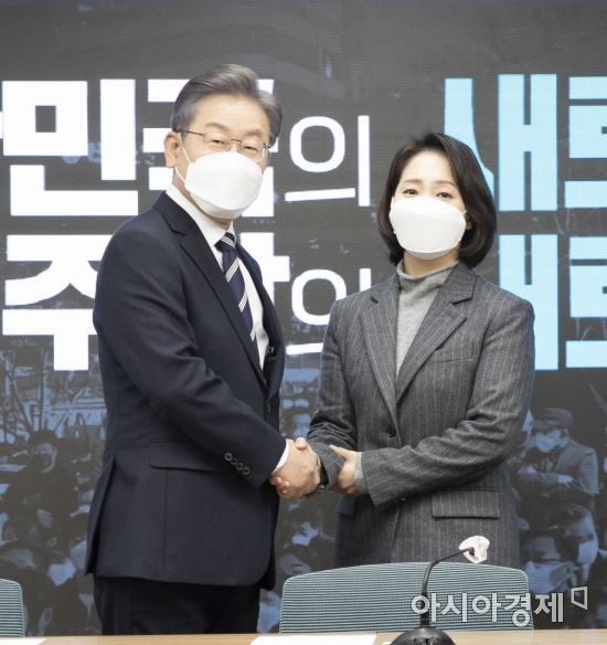 이재명 더불어민주당 대선 후보가 30일 서울 여의도 중앙당사에서 공동상임선대위원장 영입한 조동연 서경대 교수와 기념촬영을 하고 있다./윤동주 기자 doso7@