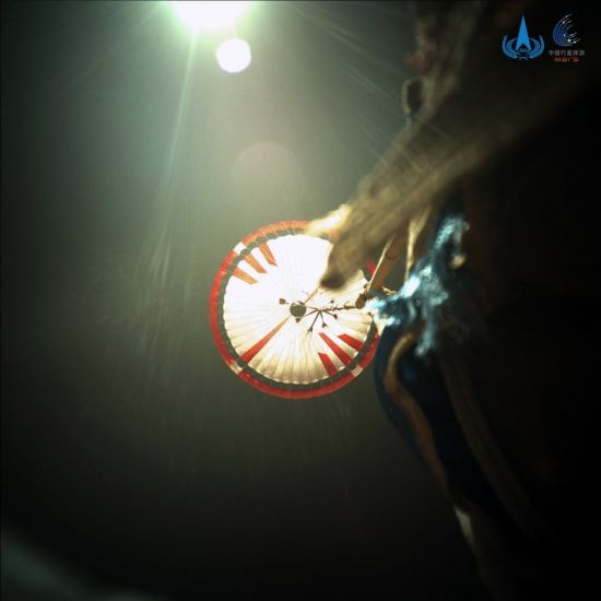 중국 화성 궤도 위성 '톈원1호'가 찍은 탐사 로버 '주룽'의 화성 착륙 장면. 사진 출처=중국과학원