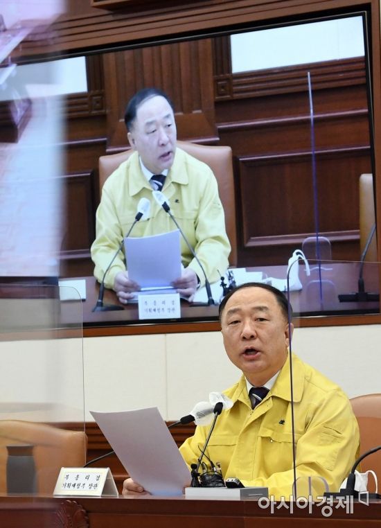 홍남기 부총리 겸 기획재정부 장관이 2일 서울 종로구 정부서울청사에서 열린 비상경제 중앙대책본부회의에 참석해 모두발언을 하고 있다./김현민 기자 kimhyun81@