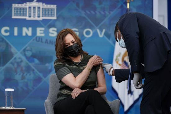 지난 10월30일 카멀라 해리스 미국 부통령이 모더나 코로나19 백신 추가접종(부스터샷)을 맞고 있다. [이미지출처=AP연합뉴스]