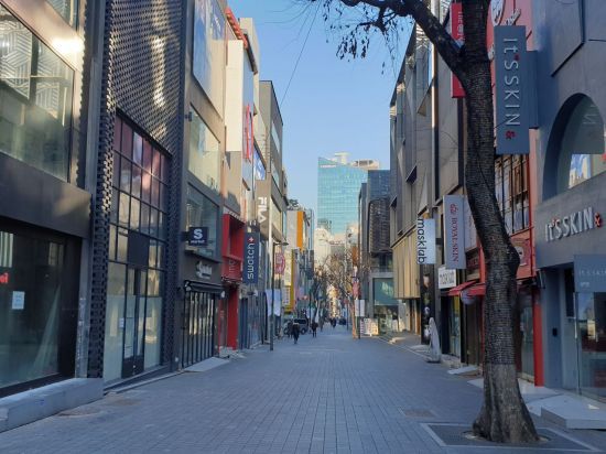 2일 오전 서울 중구 명동 거리가 한산한 모습을 보이고 있다. 사진=허미담 기자damdam@