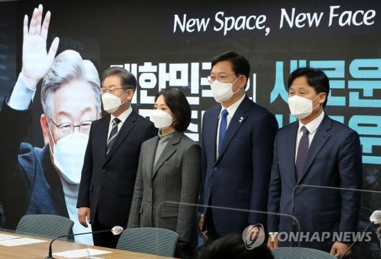 이재명 민주당 대선후보가 지난달 30일 서울 여의도 중앙당사 브리핑룸에서 열린 공동상임선대위원장 인선 발표 기자간담회에서 참석자들과 기념 촬영하고 있다. / 사진=연합뉴스