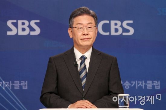 이재명 더불어민주당 대선후보가 2일 서울 양천구 한국방송회관에서 열린 '방송기자클럽 토론회'에 참석해 토론회 시작을 기다리고 있다./강진형 기자aymsdream@