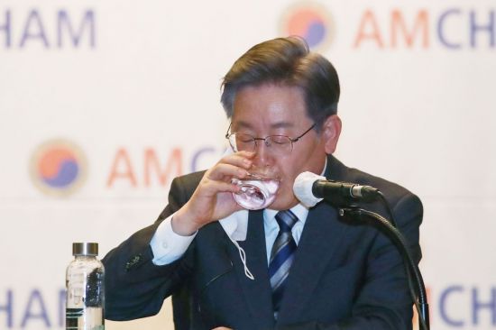 이재명 더불어민주당 대선 후보가 2일 오후 서울 여의도 콘래드호텔에서 열린 주한미국상공회의소(AMCHAM)와의 간담회에서 목을 축이고 있다. [이미지출처=연합뉴스]