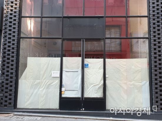 2일 서울 중구 명동거리의 한 점포에 임대 문의 안내문이 붙어 있다. 사진=허미담 기자damdam@